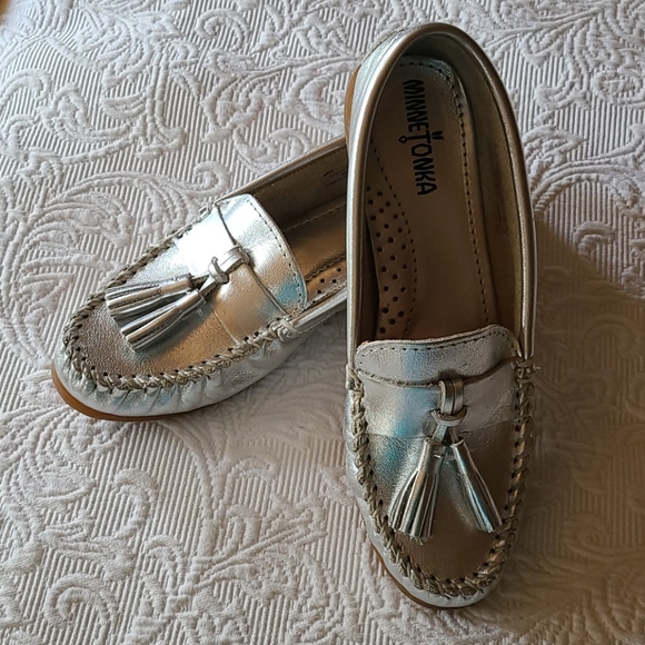 Minnetonka silver metallic moccasin - Picture 3 of 5